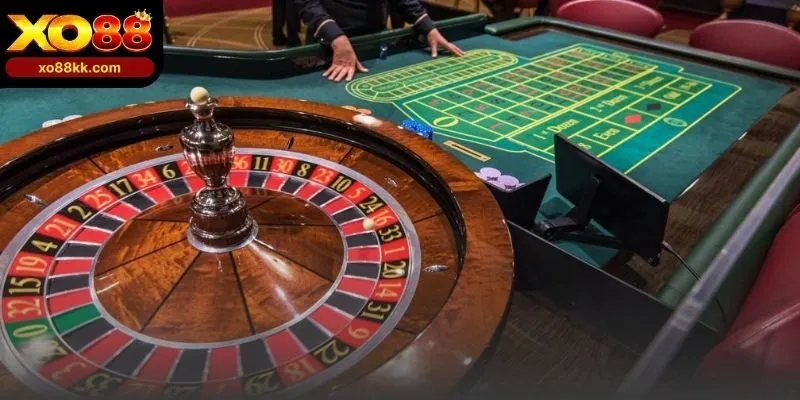 Bàn roulette casino tại XO88 hiển thị vòng quay, ô số và các cửa cược rõ ràng cho người mới.